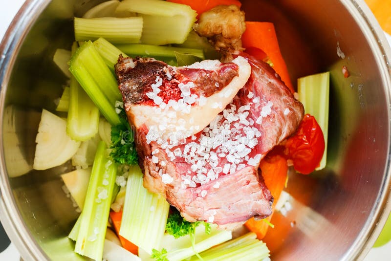 Bouillon De Boeuf Aux Carottes Et Nouilles Image stock Image du repas