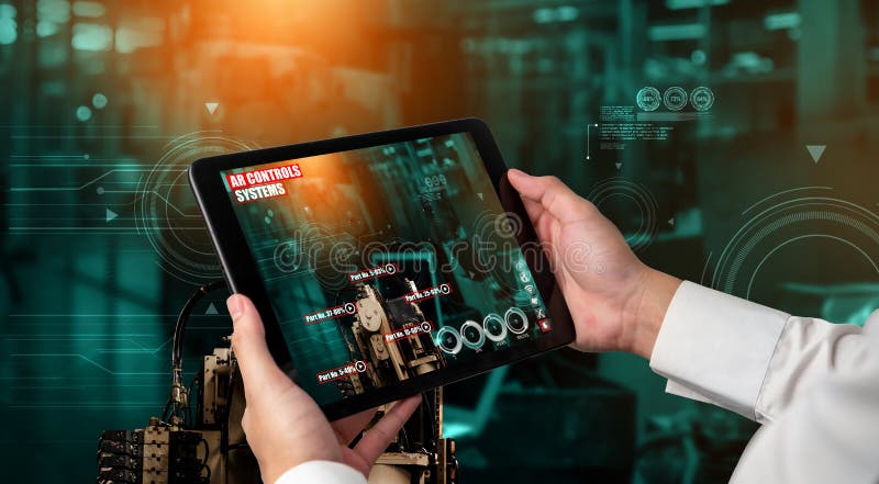Inginer care utilizează software-ul de realitate augmentat în linia de producție inteligentă din fabrică royalty free stock images