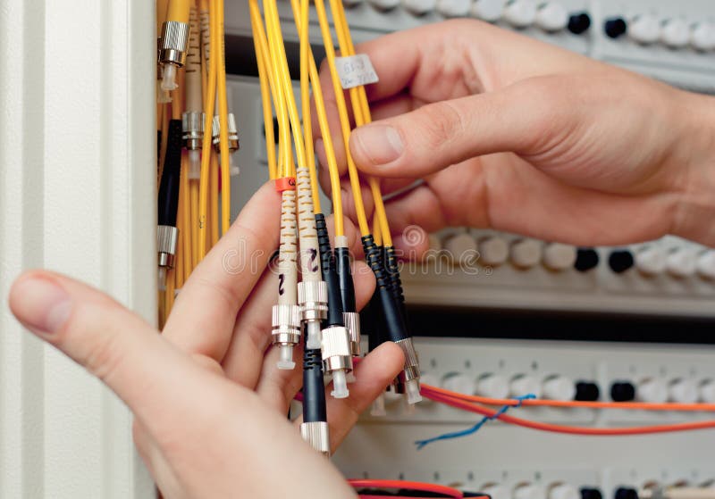 Inginer într-un centru de prelucrare a datelor. stock images