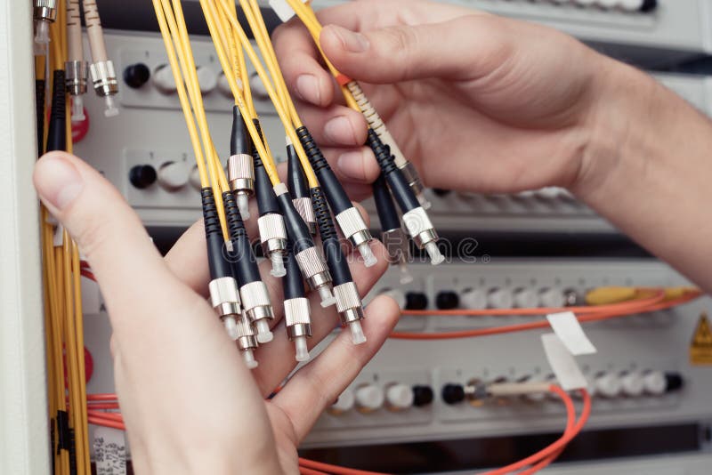 Inginer într-un centru de prelucrare a datelor royalty free stock image