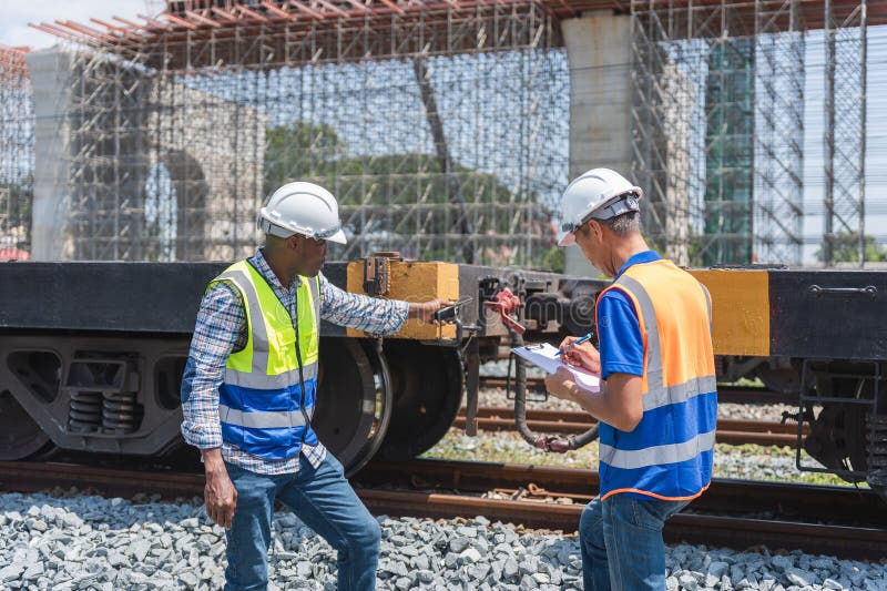 Ingineri Feroviari Inspectori Lucrători în Construcții de Tren și Trenuri sau Tehnicieni Examinatori Echipamente Feroviare stock photography