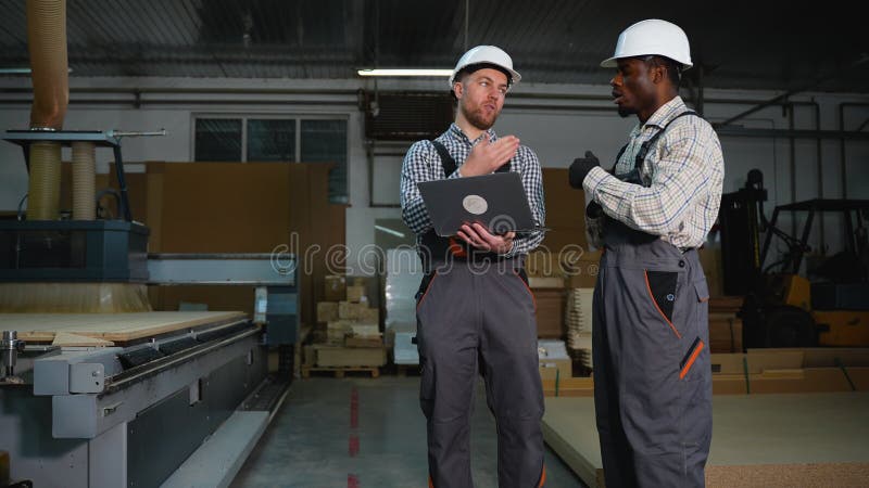 Inginerii supraveghează procesul de tăiere a panoului MDF stock footage