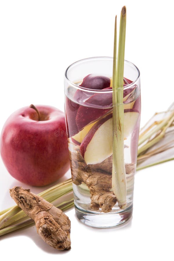 Ingiven vattenblandning av den isolerade äpplet, ingefäran och lemongrass arkivbild Ingiven vattenblandning av den isolerade äpplet, ingefäran och lemongrass arkivbild
