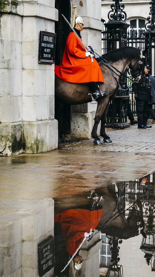 Ingleses montados guardam no cavalo na terra de parada em Whitehall, reflexão dos protetores de cavalo na poça - turista de Londr fotografia de stock royalty free Ingleses montados guardam no cavalo na terra de parada em Whitehall, reflexão dos protetores de cavalo na poça - turista de Londr fotografia de stock royalty free