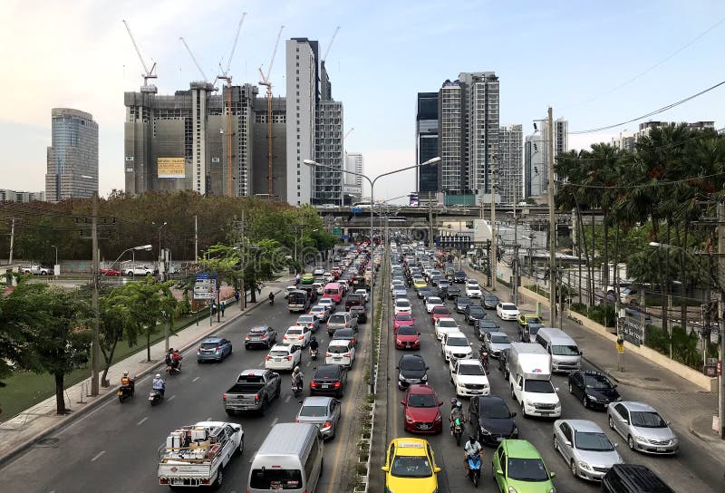 Ingorgo di traffico urbano pesante tipico in città, Bangkok immagine stock libera da diritti Ingorgo di traffico urbano pesante tipico in città, Bangkok immagine stock libera da diritti