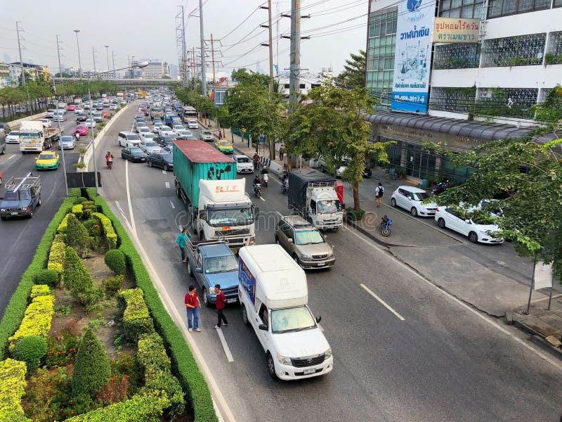 Ingorgo stradale perché un camion di incidente di traffico con un'automobile di due raccolte fotografia stock libera da diritti Ingorgo stradale perché un camion di incidente di traffico con un'automobile di due raccolte fotografia stock libera da diritti