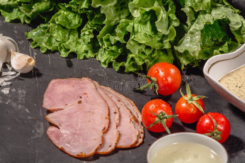Ingredi?nten voor het koken Italiaanse bruschetta op donkere lijst Italiaanse bruschetta met kersentomaten, kaassaus, saladeblade stock afbeeldingen Ingredi?nten voor het koken Italiaanse bruschetta op donkere lijst Italiaanse bruschetta met kersentomaten, kaassaus, saladeblade stock afbeeldingen