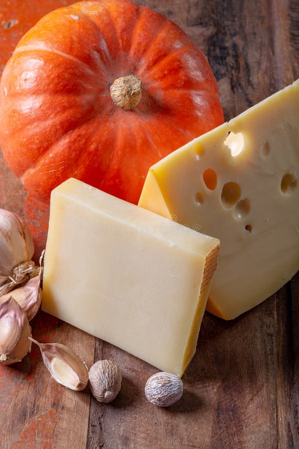 Ingrediens pour le plat suisse saisonnier traditionnel, fondue W de potiron photographie stock libre de droits Ingrediens pour le plat suisse saisonnier traditionnel, fondue W de potiron photographie stock libre de droits