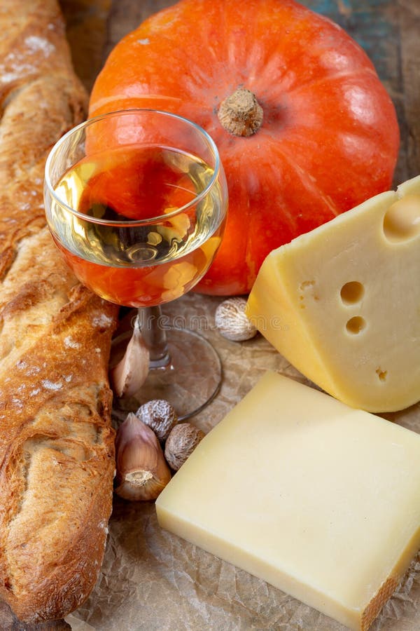 Ingrediens για το παραδοσιακό εποχιακό ελβετικό πιάτο, fondue W κολοκύθας στοκ εικόνες Ingrediens για το παραδοσιακό εποχιακό ελβετικό πιάτο, fondue W κολοκύθας στοκ εικόνες