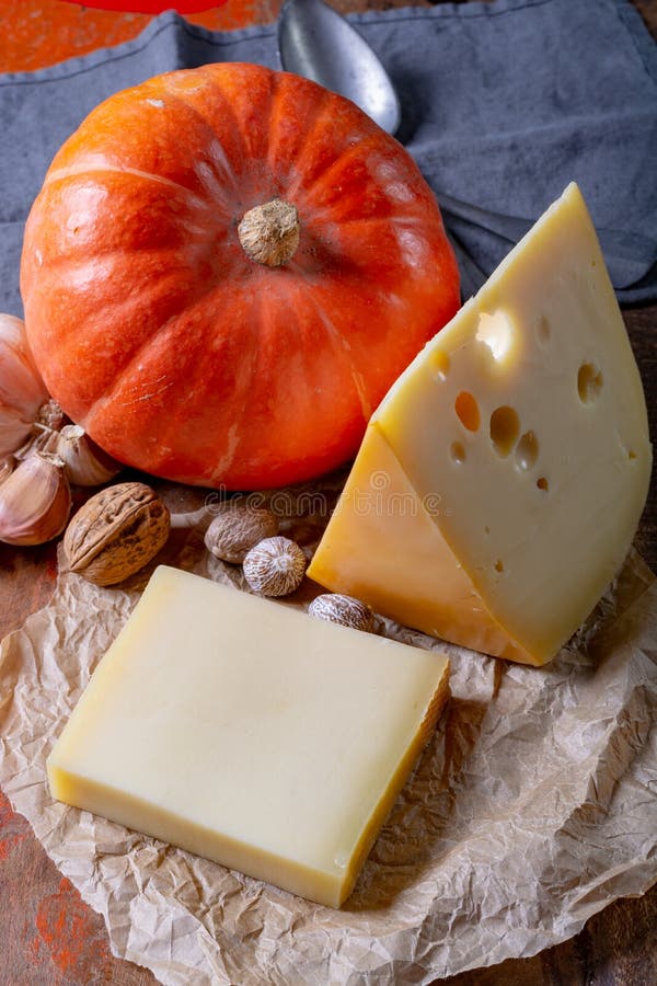 Ingrediens για το παραδοσιακό εποχιακό ελβετικό πιάτο, fondue W κολοκύθας στοκ φωτογραφία με δικαίωμα ελεύθερης χρήσης Ingrediens για το παραδοσιακό εποχιακό ελβετικό πιάτο, fondue W κολοκύθας στοκ φωτογραφία με δικαίωμα ελεύθερης χρήσης