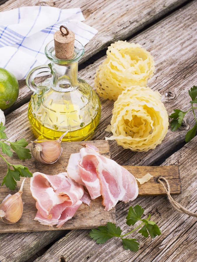 Ingredienser för att laga mat fusillipasta med bacongrönsaker fotografering för bildbyråer Ingredienser för att laga mat fusillipasta med bacongrönsaker fotografering för bildbyråer