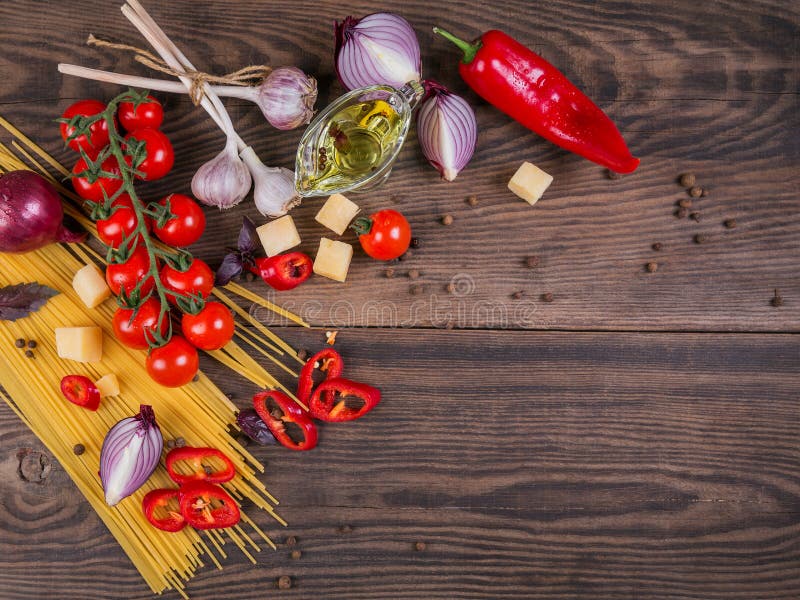 Ingredienser för att laga mat spagetti - rå pasta, tomat, olivolja, kryddor, örter arkivbild Ingredienser för att laga mat spagetti - rå pasta, tomat, olivolja, kryddor, örter arkivbild