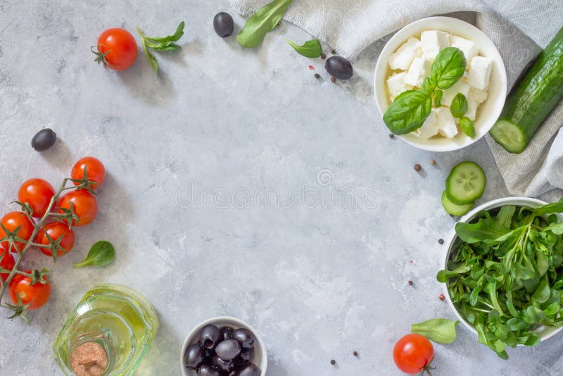 Ingredienser för beredning av sallad med grek. Vitaminmellanmål på festbordet. royaltyfria bilder
