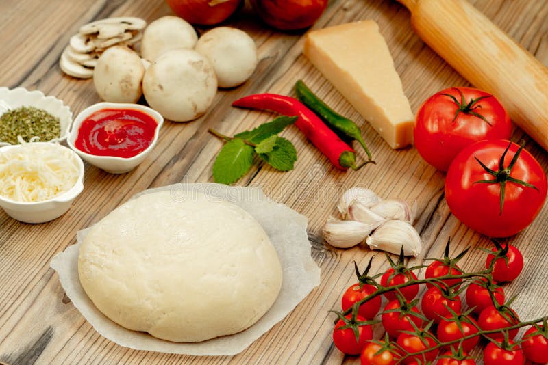 Ingredienser för en frisk pizza i köket
