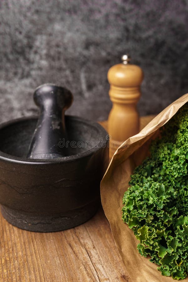 Ingredienser för grönkålchiper royaltyfri fotografi Ingredienser för grönkålchiper royaltyfri fotografi