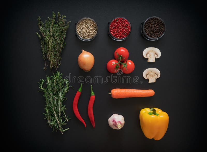 Ingredienser för smaklig salladdanande: grönsallatsidor, champignons, tomater, örter och kryddor på mörk lantlig bakgrund arkivfoto Ingredienser för smaklig salladdanande: grönsallatsidor, champignons, tomater, örter och kryddor på mörk lantlig bakgrund arkivfoto