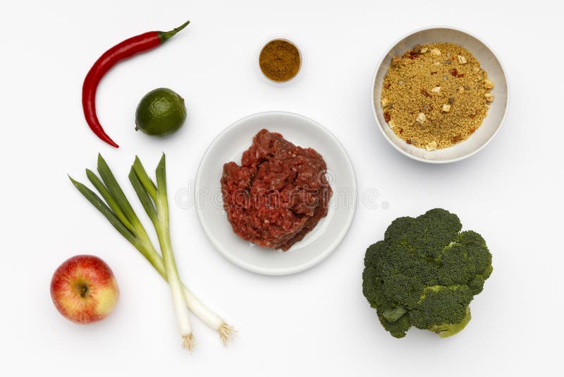 Ingrediente brute pentru un castron de ras el hanout delicios și cușcuș cu legume și condimente royalty free stock photos