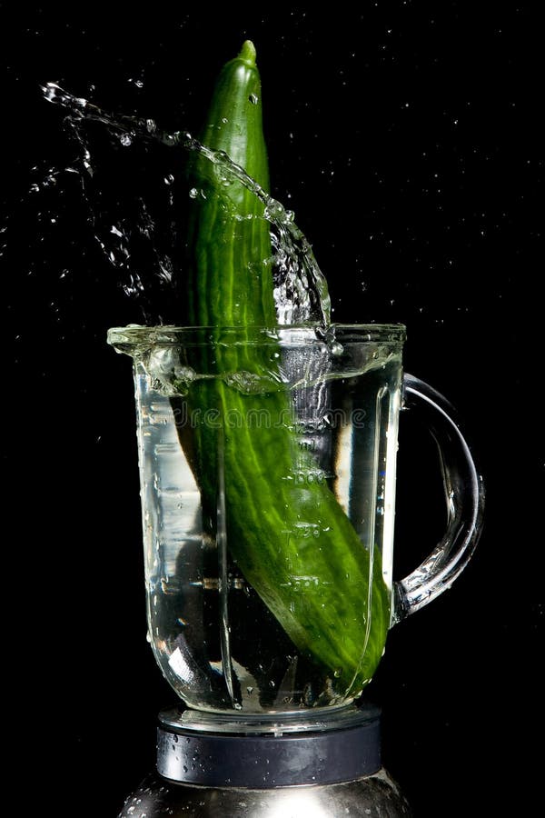 Ingrediente de Gazpacho, pepino con el chapoteo del agua imágenes de archivo libres de regalías Ingrediente de Gazpacho, pepino con el chapoteo del agua imágenes de archivo libres de regalías