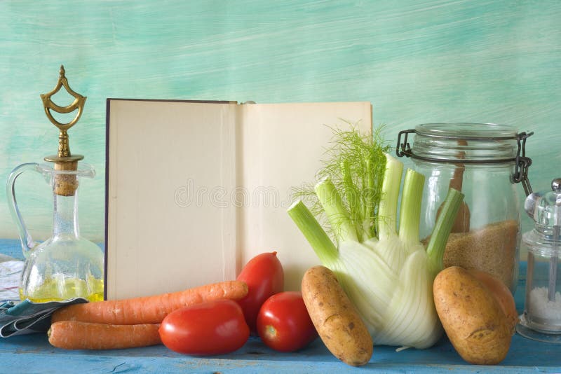 Ingrediente di alimento e del libro di cucina immagine stock libera da diritti Ingrediente di alimento e del libro di cucina immagine stock libera da diritti