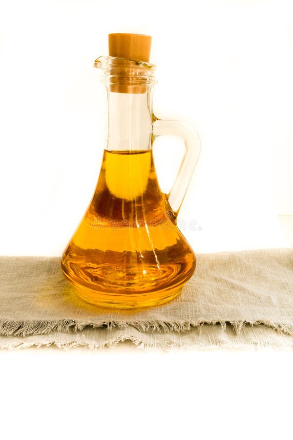 Ingrediente orgânico saudável amarelo isolado óleo do vidro de garrafa foto de stock Ingrediente orgânico saudável amarelo isolado óleo do vidro de garrafa foto de stock