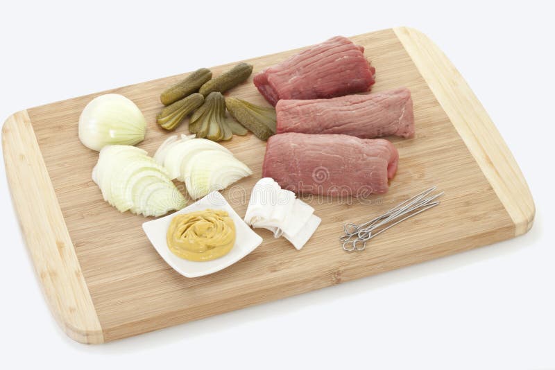 Ingrediente pentru prepararea de carne de vită și de rulade în apropierea royalty free stock photos