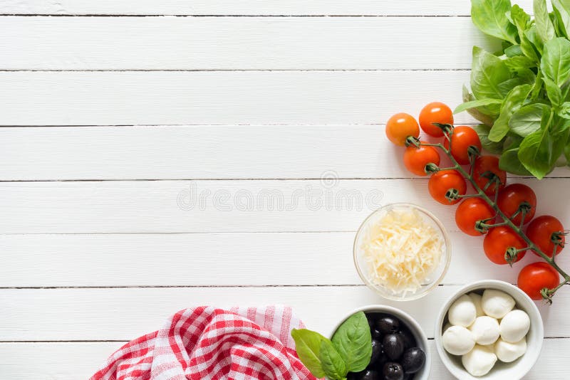 Ingredientes alimentarios italianos para cocinar en la tabla blanca con el espacio de la copia para el texto imagen de archivo libre de regalías Ingredientes alimentarios italianos para cocinar en la tabla blanca con el espacio de la copia para el texto imagen de archivo libre de regalías