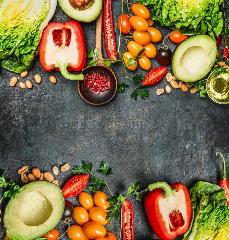 Ingredientes coloridos frescos de las verduras para el vegano sabroso y cocinar sano o ensalada que hace en el fondo rústico, vis
