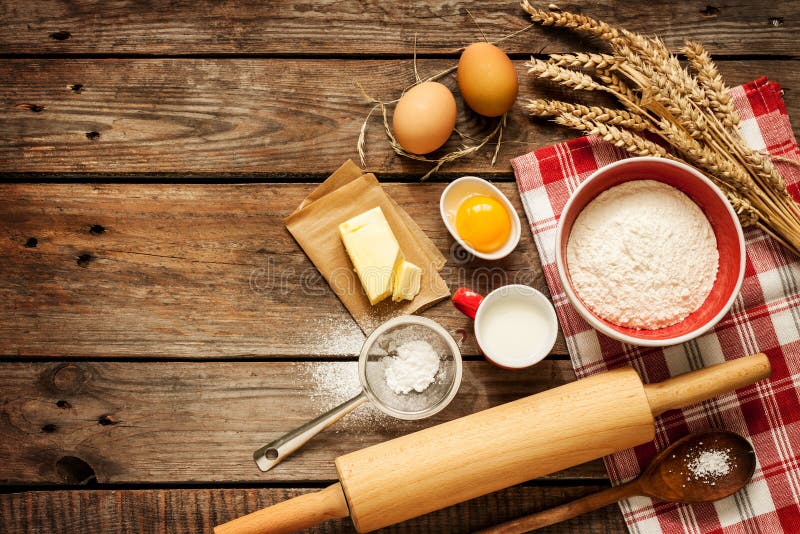 Ingredientes de la receta de la pasta en la tabla de cocina de madera rural del vintage