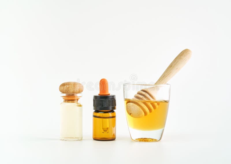 Ingredientes de produtos dos cuidados com a pele o vidro, pacote vazio da etiqueta para o modelo no fundo branco imagem de stock royalty free Ingredientes de produtos dos cuidados com a pele o vidro, pacote vazio da etiqueta para o modelo no fundo branco imagem de stock royalty free