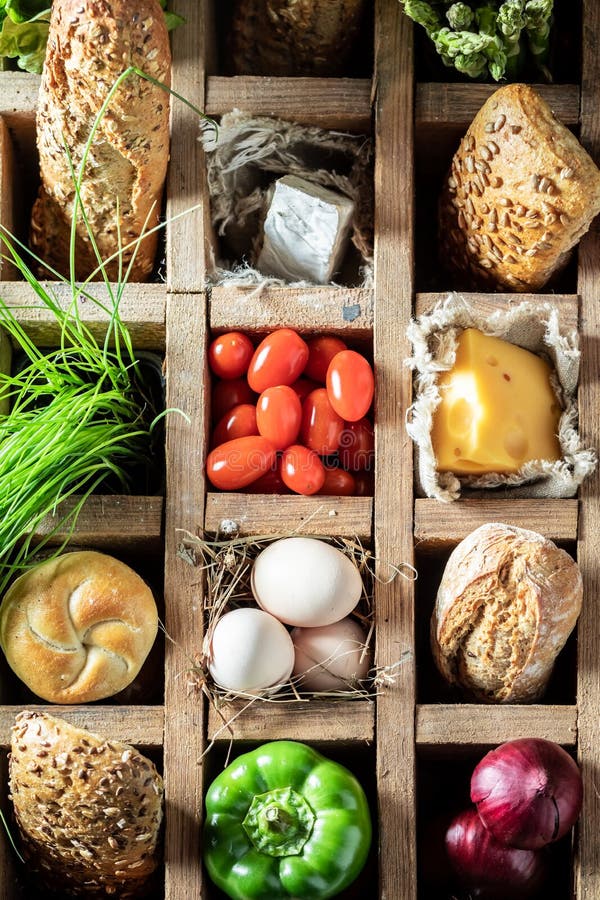 Ingredientes deliciosos para o sanduíche em uma caixa de madeira velha imagem de stock Ingredientes deliciosos para o sanduíche em uma caixa de madeira velha imagem de stock