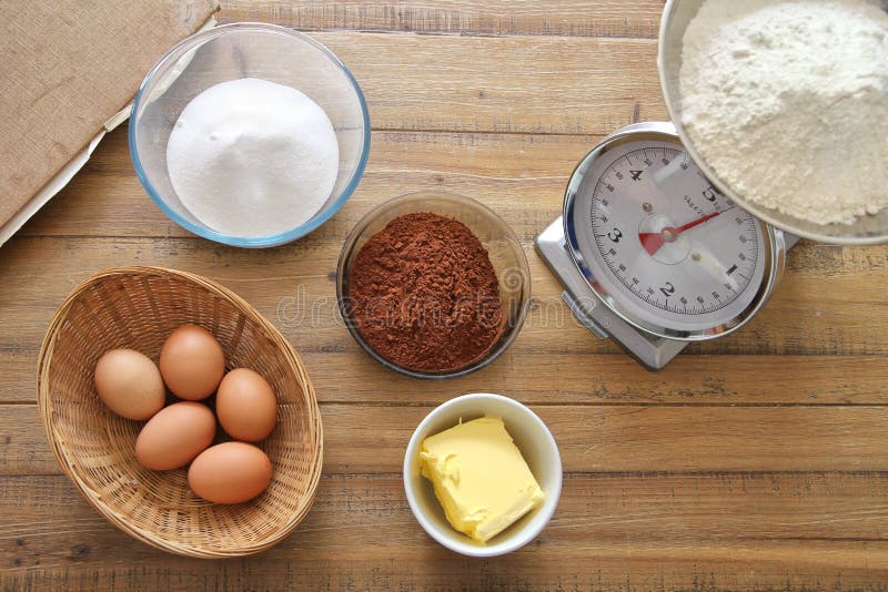 Ingredientes do bolo de chocolate prontos para ser misturado
