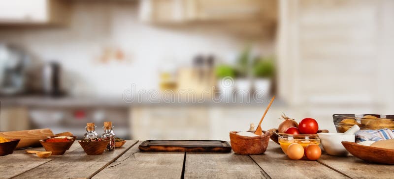 Ingredientes do cozimento colocados na tabela de madeira