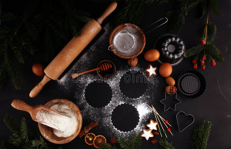 Ingredientes do cozimento para a pastelaria caseiro no fundo de madeira com cookies e spieces imagem de stock Ingredientes do cozimento para a pastelaria caseiro no fundo de madeira com cookies e spieces imagem de stock