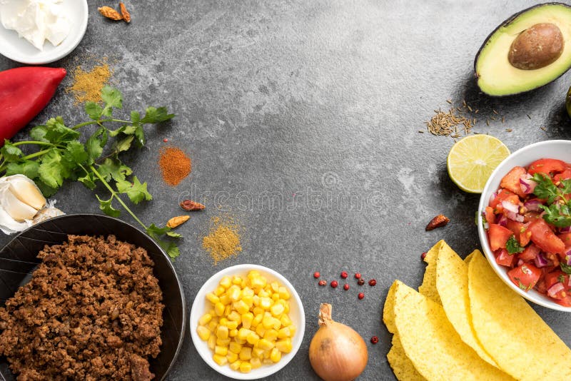 Ingredientes do taco com carne roasted, salsa do tomatoe, shell do milho, fotografia de stock Ingredientes do taco com carne roasted, salsa do tomatoe, shell do milho, fotografia de stock