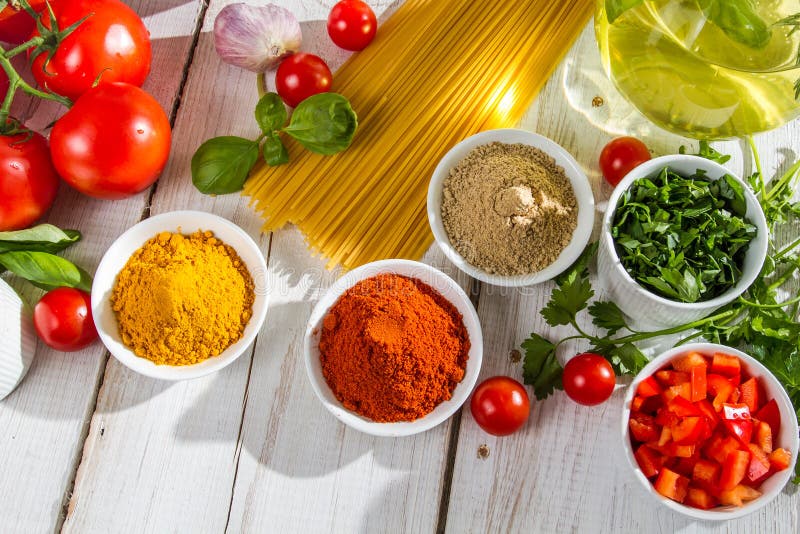 Ingredientes e especiarias da cozinha italiana imagens de stock