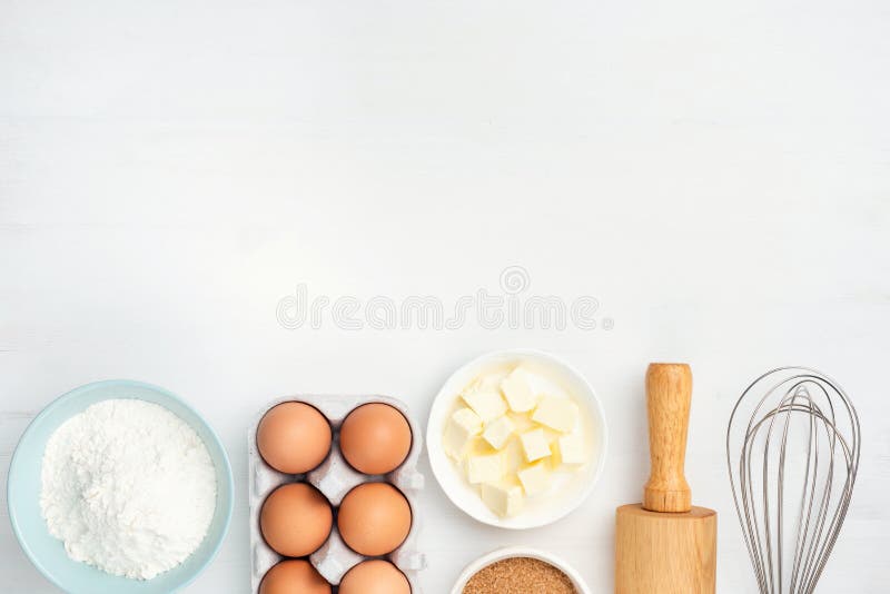 Ingredientes e utensílios de cozimento da cozinha no fundo branco