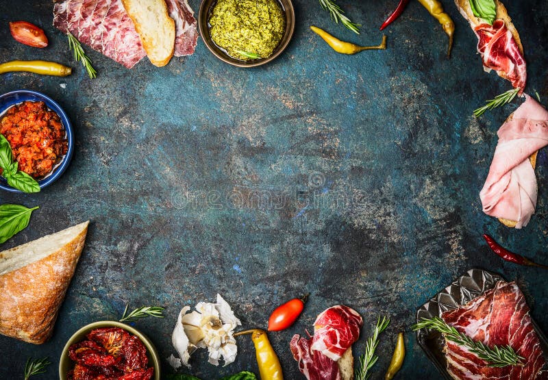 Ingredientes para a barra italiana do petisco, do bruschetta, do crostini ou do sanduíche com presunto, a salsicha e o antipasto fotografia de stock Ingredientes para a barra italiana do petisco, do bruschetta, do crostini ou do sanduíche com presunto, a salsicha e o antipasto fotografia de stock