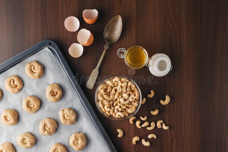 Ingredientes para cocer, la leche, los huevos, la harina de trigo, la avena y el kitche fotografía de archivo libre de regalías Ingredientes para cocer, la leche, los huevos, la harina de trigo, la avena y el kitche fotografía de archivo libre de regalías