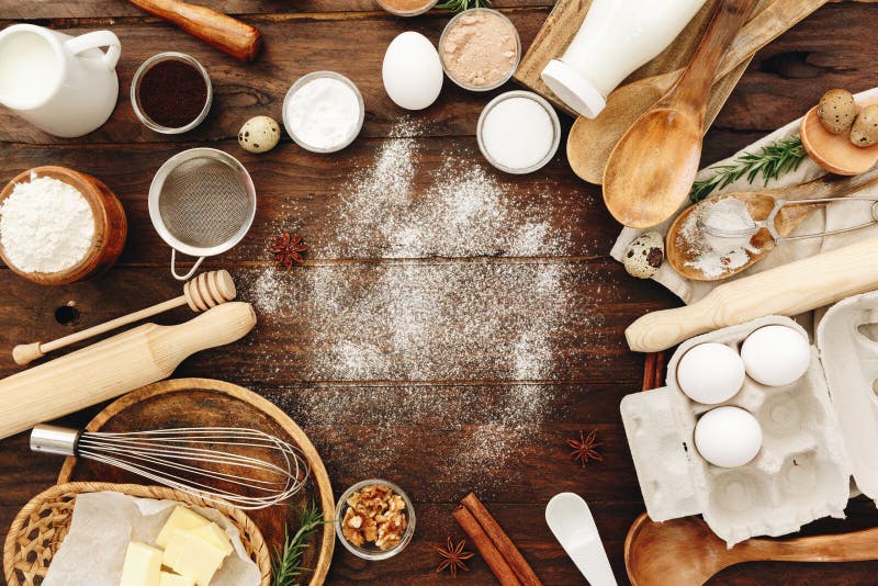 Ingredientes para cocer y los utensilios de la cocina Harina, huevos, azúcar imágenes de archivo libres de regalías Ingredientes para cocer y los utensilios de la cocina Harina, huevos, azúcar imágenes de archivo libres de regalías