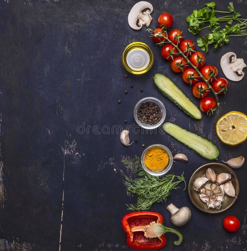 Ingredientes para cocinar los tomates vegetarianos en una rama, hierbas, pepino, limón, ajo, aceite, pimienta negra, paprika, set imagenes de archivo Ingredientes para cocinar los tomates vegetarianos en una rama, hierbas, pepino, limón, ajo, aceite, pimienta negra, paprika, set imagenes de archivo