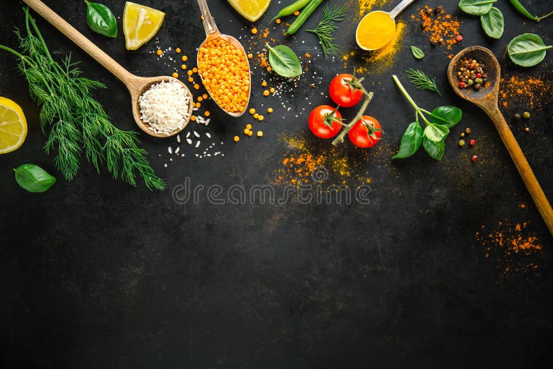 Ingredientes para cocinar puesta en fondo negro fotografía de archivo libre de regalías Ingredientes para cocinar puesta en fondo negro fotografía de archivo libre de regalías