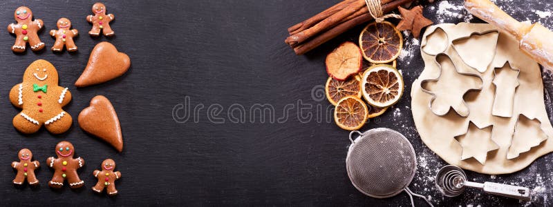 Ingredientes para cozinhar cookies do pão-de-espécie do Natal imagem de stock