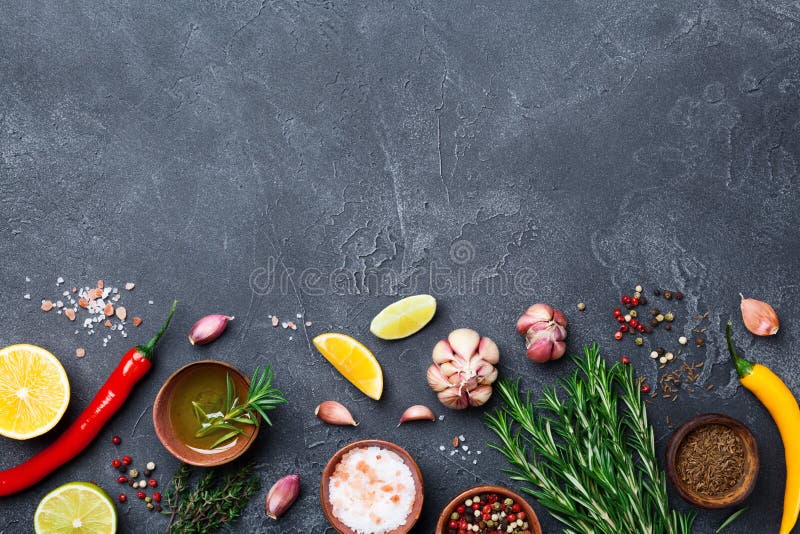 Ingredientes para cozinhar Ervas e especiarias na opinião de tampo da mesa de pedra preta Fundo do alimento