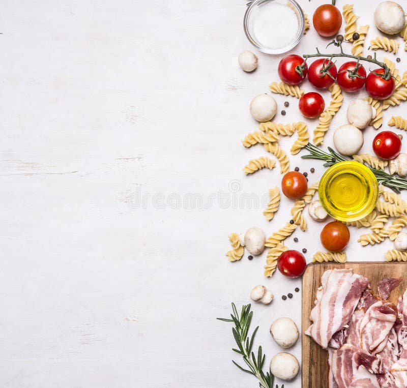 Ingredientes para cozinhar a massa do fusilli com vegetais do bacon, especiarias e beira das ervas, texto do lugar no fundo rústi imagem de stock Ingredientes para cozinhar a massa do fusilli com vegetais do bacon, especiarias e beira das ervas, texto do lugar no fundo rústi imagem de stock