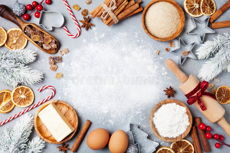 Ingredientes para cozinhar o cozimento do Natal decorados com árvore de abeto Opinião superior da farinha, do açúcar mascavado, d imagens de stock royalty free