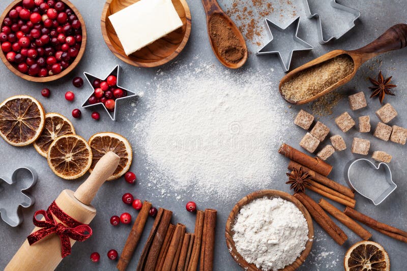 Ingredientes para cozinhar panificação de Natal Farinha, açúcar, manteiga, amora e especiarias Fundo de apoio foto de stock