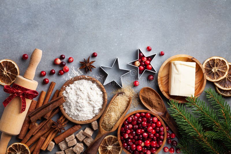 Ingredientes para cozinhar panificação de Natal Farinha, açúcar, manteiga, amora e especiarias na mesa de cozinha Fundo de apoio fotografia de stock royalty free