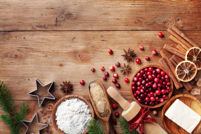 Ingredientes para cozinhar panificação de Natal Farinha, açúcar, manteiga, amora e especiarias na mesa de mesa em madeira de cozi imagem de stock royalty free