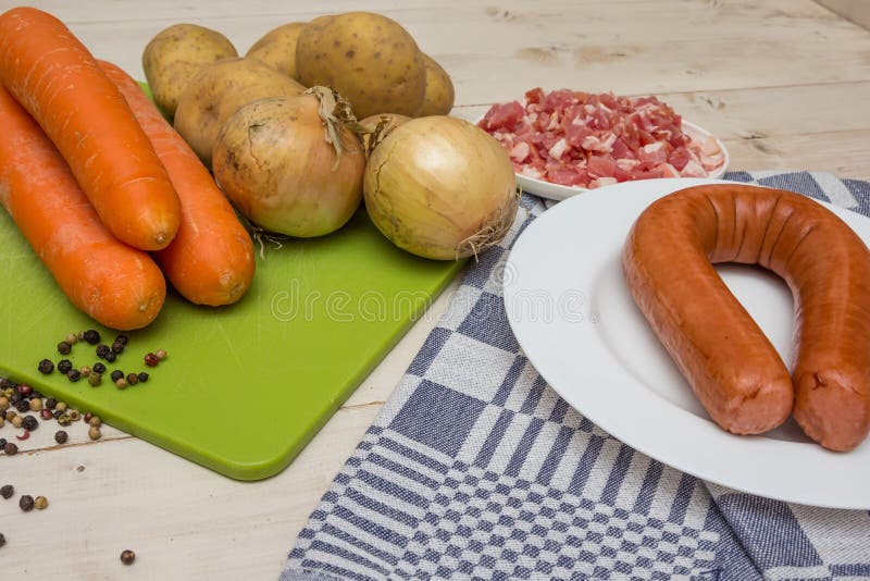 Ingredientes para fazer o hutspot holandês típico, com cenoura, cebola, s fotos de stock Ingredientes para fazer o hutspot holandês típico, com cenoura, cebola, s fotos de stock