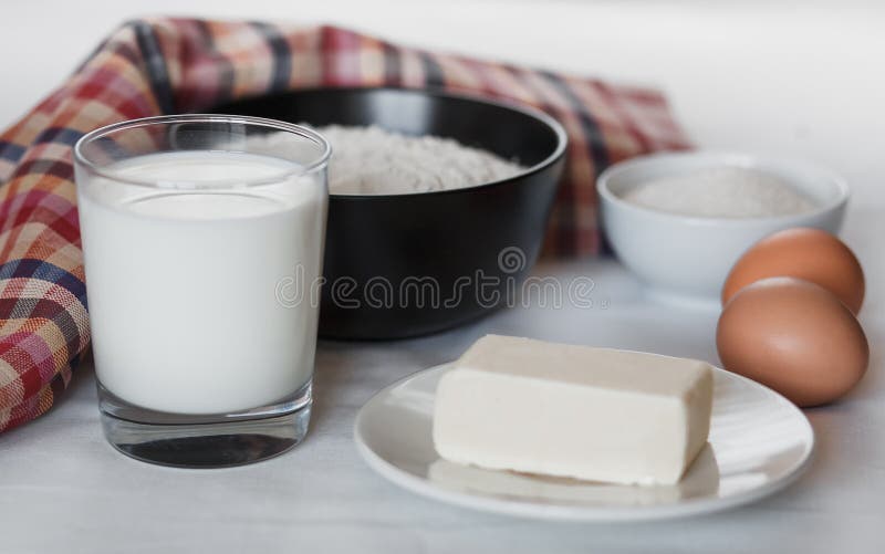 Ingredientes para hacer las crepes hechas en casa fotos de archivo libres de regalías Ingredientes para hacer las crepes hechas en casa fotos de archivo libres de regalías
